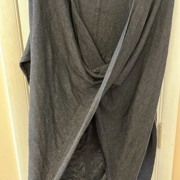Lululemon Gorgeous Top! Size 4! 🥰 - Picture 2 of 5